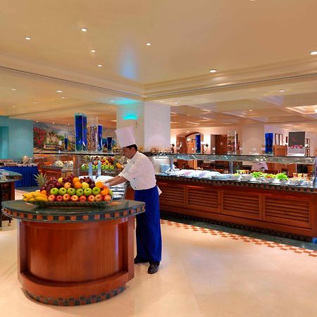 فندق راديسون بلو الرياض المطعم الصورة The buffet at the Grand Hyatt Hotel, Dubai