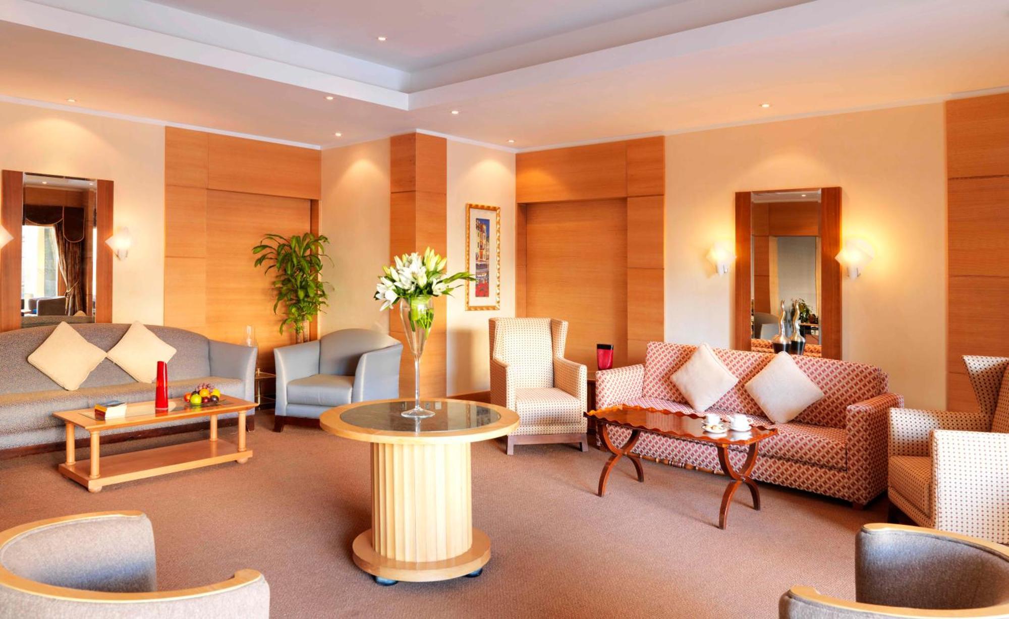 فندق راديسون بلو الرياض المظهر الخارجي الصورة The lounge at the airport