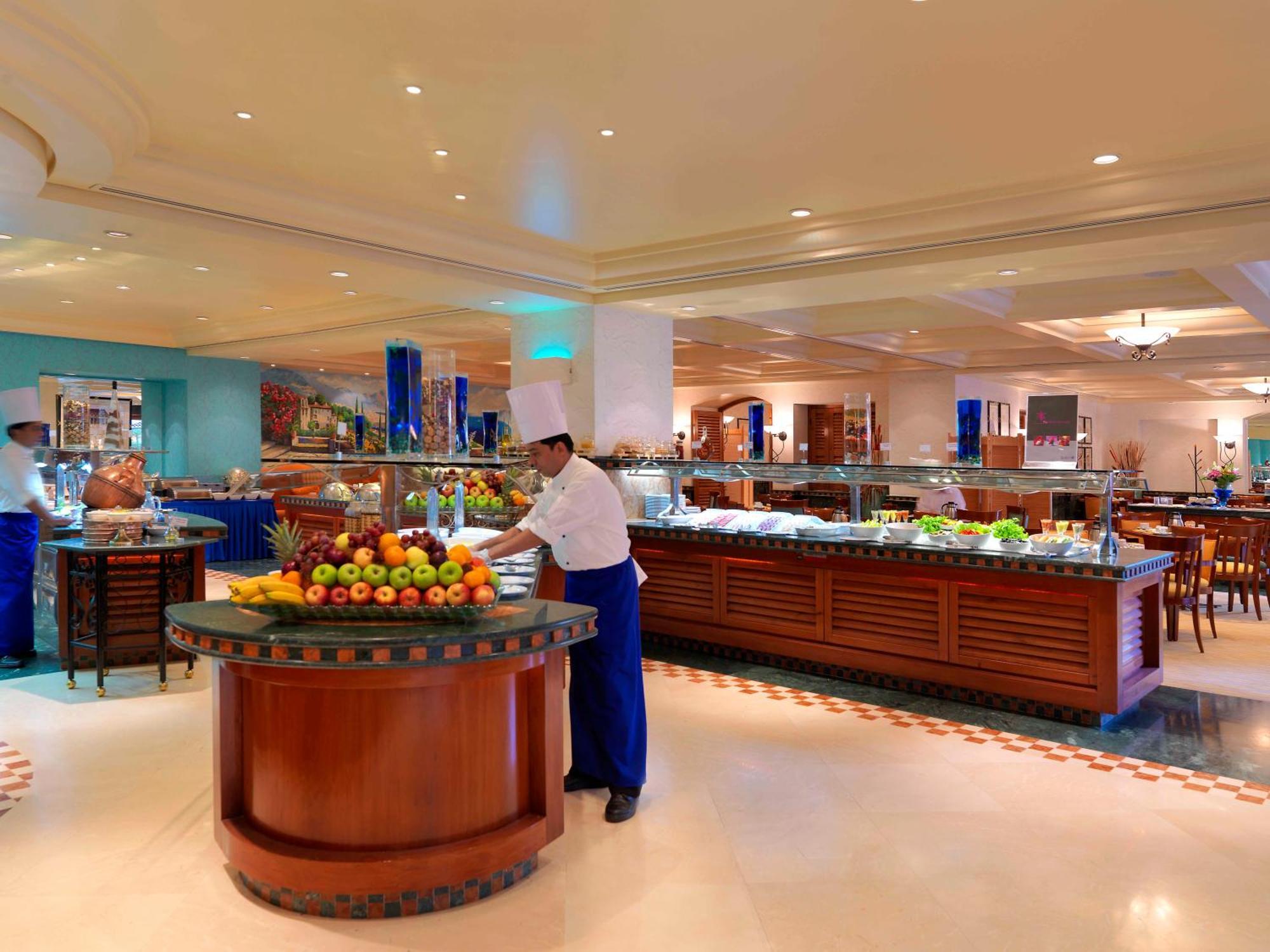 فندق راديسون بلو الرياض المطعم الصورة The buffet at the Grand Hyatt Hotel, Dubai