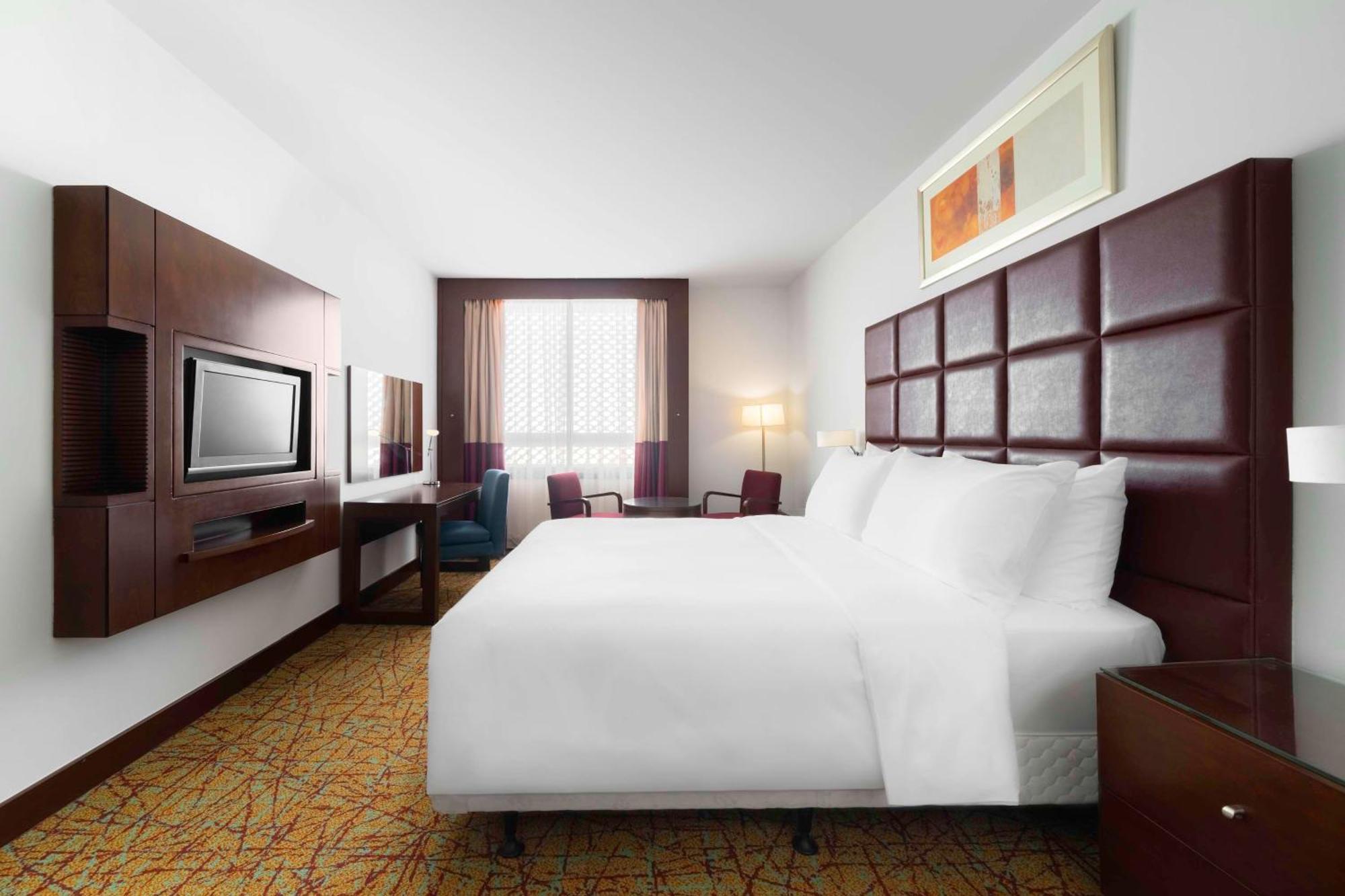 فندق راديسون بلو الرياض المظهر الخارجي الصورة A typical guest room at the Holiday Inn